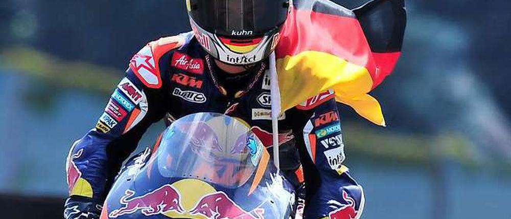 Gewonnen zuhause. Sandro Cortese nach seiner Triumphfahrt auf dem Sachsenring.