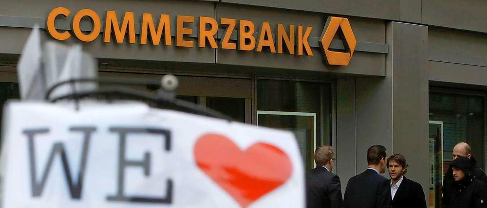 Die Commerzbank-Aktie hat eine Talfahrt hinter sich - und wäre derzeit günstig zu haben.