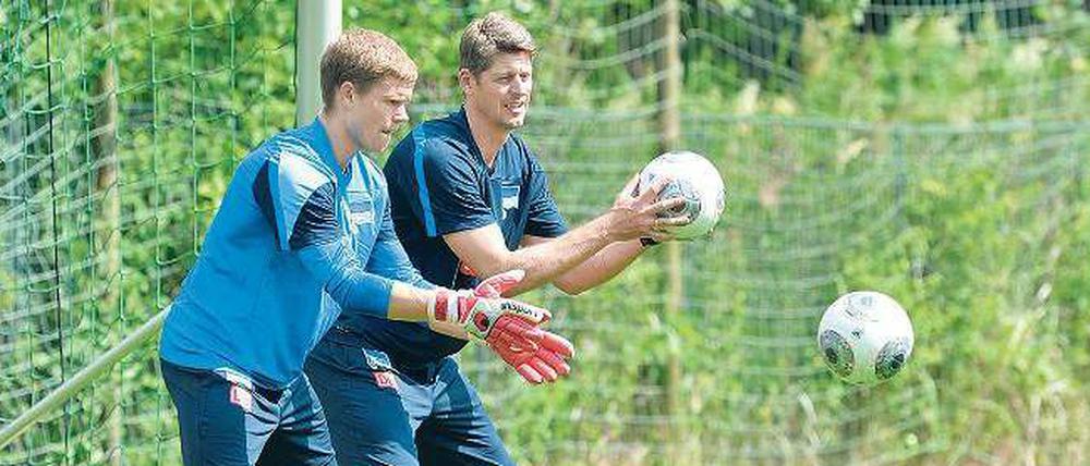Richard Golz, 45, ist als neuer Torwarttrainer bei Hertha BSC unter anderem für Thomas Kraft (links) zuständig. Golz ist gebürtiger Berliner, hat aber als Profi nie für einen Klub in seiner Heimatstadt gespielt. Für den HSV und den SC Freiburg hat er 453 Bundesligaspiele bestritten. Seine Karriere beendete er mit 40 Jahren als Ersatztorhüter bei Hannover 96.