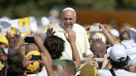 So wie der Papst die Gleichgültigkeit gegenüber Flüchtlingen in Lampedusa anprangert, so müssen sich auch die Menschen in Deutschland wieder mit Flüchtlingen beschäftigen.
