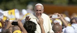 So wie der Papst die Gleichgültigkeit gegenüber Flüchtlingen in Lampedusa anprangert, so müssen sich auch die Menschen in Deutschland wieder mit Flüchtlingen beschäftigen.