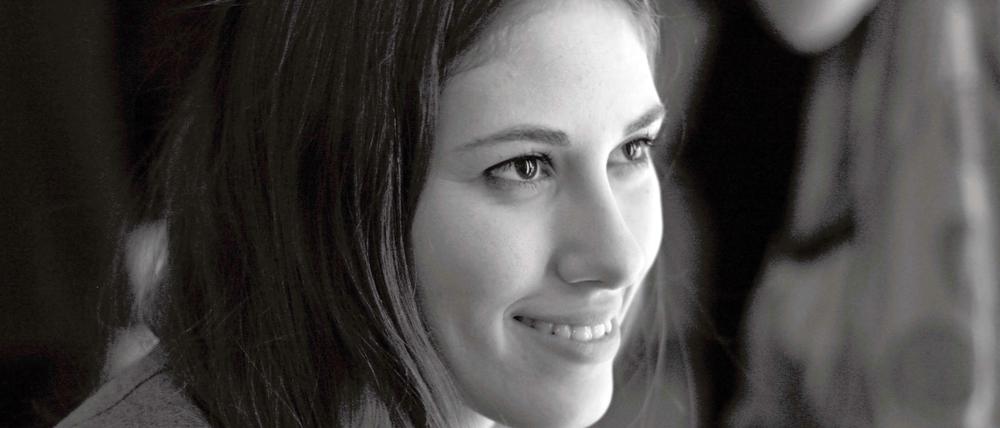 Isabell de Hillerin. Die Designerin mit den rumänischen Wurzeln kombiniert moderne und klare Schnitte mit Folkloreelementen und handgewebten Stoffen