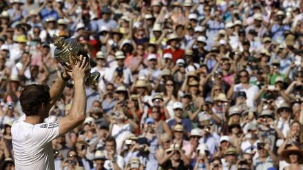 Stolz wie Murray. Die englischen Zuschauer halten einen historischen Moment fest.