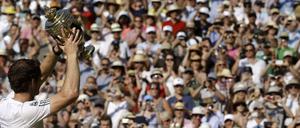Stolz wie Murray. Die englischen Zuschauer halten einen historischen Moment fest.