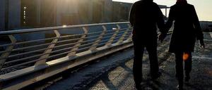 Spaziergänger auf dem Weg über die Kronprinzenbrücke ins Regierungsviertel.