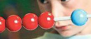 Früh übt sich ... Experten fordern Personal für frühkindliche Bildung. Foto: Gentsch/dpa