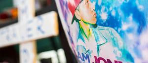 Ein Kreuz steht am 13. Mai am Tatort am Alexanderplatz in Berlin. Im neuen Prozess um die tödliche Prügelattacke gegen Jonny K. am Berliner Alexanderplatz wurden am Donnerstag zwei Polizisten als Zeugen vernommen.