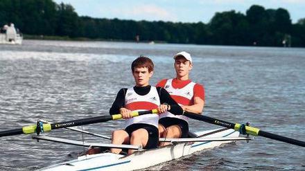 Anstrengen statt Urlaub. Flatow-Schüler und Ruderer Max Brosche (mit Basecap) und sein Teamkollege Malte Scharf beim Training auf der Spree im Olympiastützpunkt in Grünau. 