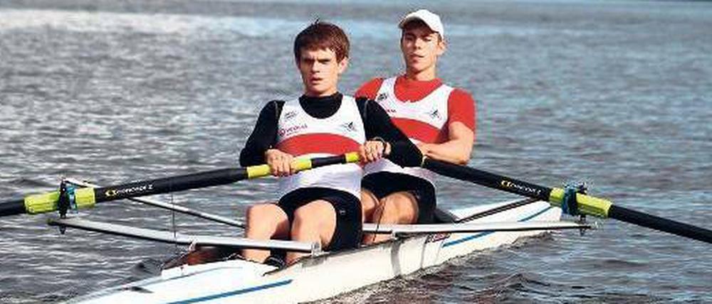 Anstrengen statt Urlaub. Flatow-Schüler und Ruderer Max Brosche (mit Basecap) und sein Teamkollege Malte Scharf beim Training auf der Spree im Olympiastützpunkt in Grünau. 