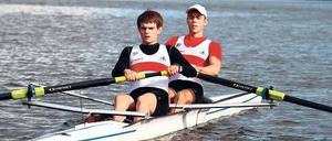 Anstrengen statt Urlaub. Flatow-Schüler und Ruderer Max Brosche (mit Basecap) und sein Teamkollege Malte Scharf beim Training auf der Spree im Olympiastützpunkt in Grünau. 