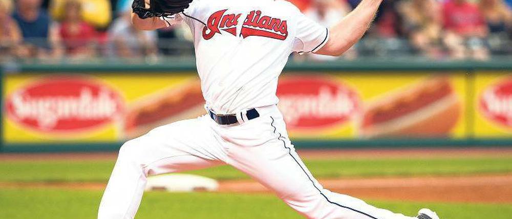 So geht’s. In Wurfrichtung aufstellen, Arm mit Ball nach hinten – und flott nach vorn. Profis wie Scott Kazmir können einen Baseball auf 160 Kilometer pro Stunde bringen.