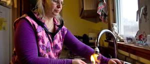 Sherry Vargson, eine Einwohnerin von Granville Summit in Pennsylvania, zeigt, dass ihr Trinkwasser entflammbar ist. Vargson hat einen Teil ihres Grundstücks an das Unternehmen "Chesapeake Energy" verpachtet, das Unternehmen gewinnt dort Gas mit der Fracking-Methode. In den USA machte 2010 ein Dokumentarfilm Furore, der ähnliche Bilder zeigte und einen Zusammenhang zur Gasgewinnung durch Fracking herstellte. Der Film wurde wegen mangelhafter Belege scharf kritisiert. Erst kürzlich zeigte allerdings eine Studie der Universität Durham, dass rund um Bohrungsstellen in Pennsylvania tatsächlich erhöhte Konzentrationen von Methan und anderen Gasen im Trinkwasser vorkommen. Duch Mikroorganismen erzeugtes Methan kommt häufiger im Trinkwasser vor, die besonders hohe Konzentration allerdings führen die Wissenschaftler aufgrund weiterer untersuchter Faktoren auf fehlerhafte Bohrungen zurück.