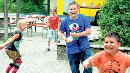 Echt global. In der Neuköllner "Sommerschule" lernen Kinder aus unterschiedlichen Familien und Nationen zusammen. Ein Mädchen reiste sogar extra aus China an. 