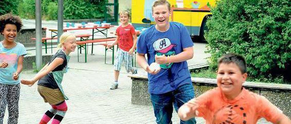 Echt global. In der Neuköllner "Sommerschule" lernen Kinder aus unterschiedlichen Familien und Nationen zusammen. Ein Mädchen reiste sogar extra aus China an. 