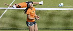 Gewicht mit Methode. Bartoli setzt darauf, dass ihre Kilo ihr Power bringen. Bei der Rugbyübung im Training funktionierte das schon mal ganz gut.