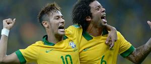 Fuß und Kopf. Den Eckball von Neymar (links) verwertete Paulinho zum Siegtreffer.