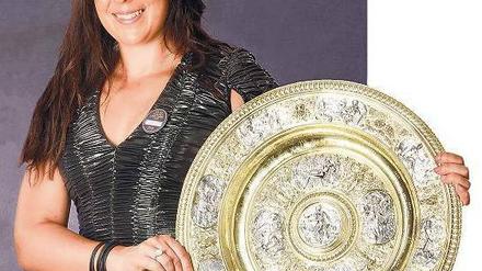 Im Schein der Schale. Marion Bartoli präsentiert in Abendgarderobe ihre Wimbledon-Trophäe.