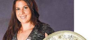 Im Schein der Schale. Marion Bartoli präsentiert in Abendgarderobe ihre Wimbledon-Trophäe.
