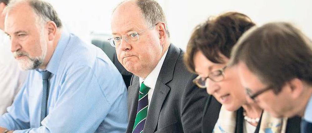 Der Chef und Teile seiner Mannschaft: Kanzlerkandidat Peer Steinbrück (Mitte), der Bundesvorsitzende der IG Bau, Klaus Wiesehügel, und die frühere Bundesjustizministerin Brigitte Zypries.