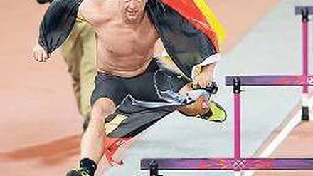Überflieger. Robert Hartings Hürdenlauf nach seinem Olympia-Gold 2012. Foto: dpa
