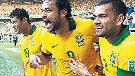 Lass es raus. Fred (M.) bejubelt mit Hulk (l.) und Dani Alves sein Tor zum 1:0. Foto: dpa