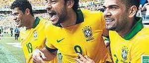 Lass es raus. Fred (M.) bejubelt mit Hulk (l.) und Dani Alves sein Tor zum 1:0. Foto: dpa