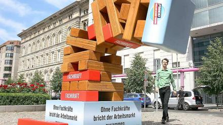 Immer mehr Menschen in Berlin arbeiten in Teilzeit, in befristeten Arbeitsverhältnissen, als geringfügig Beschäftigte oder als Leiharbeiter. Fast jede zweite Neueinstellung ist befristet. Der Anteil der Teilzeitbeschäftigten stieg in Berlin von 1996 bis 2012 von 17 auf 28 Prozent.