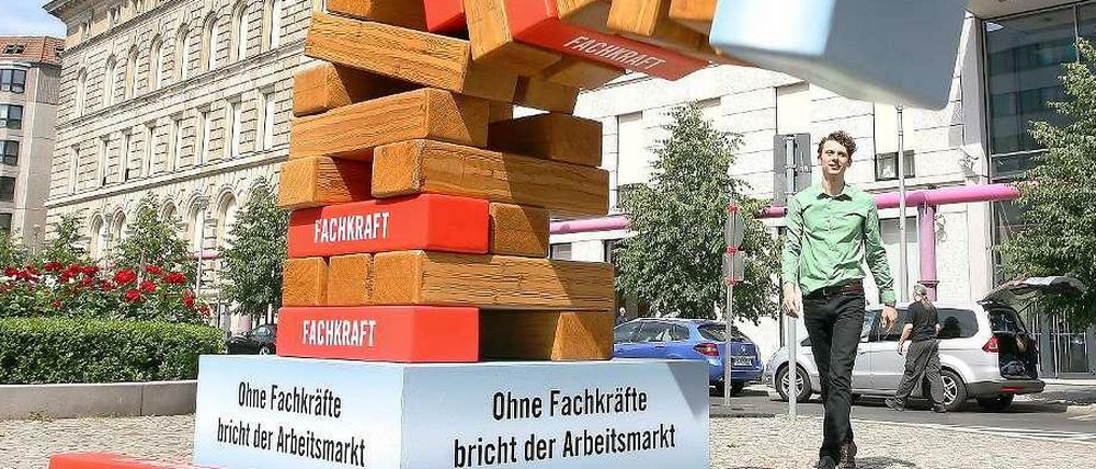 Immer mehr Menschen in Berlin arbeiten in Teilzeit, in befristeten Arbeitsverhältnissen, als geringfügig Beschäftigte oder als Leiharbeiter. Fast jede zweite Neueinstellung ist befristet. Der Anteil der Teilzeitbeschäftigten stieg in Berlin von 1996 bis 2012 von 17 auf 28 Prozent.