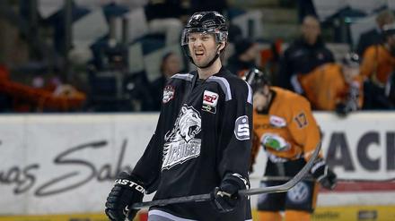 Zähne zeigen. Casey Borer soll für die Eisbären verteidigen und Tore schießen.