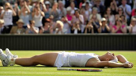 Sabine Lisicki liegt nach ihrem Sieg auf dem Rasen.