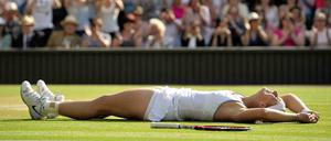 Sabine Lisicki liegt nach ihrem Sieg auf dem Rasen.