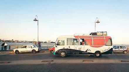 Ashraf El-Sharkawys "Freedom Bus" auf der Straße unterwegs, im gleichnamigen Dokfilm aus Ägypten. 