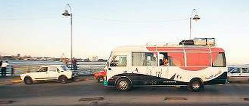Ashraf El-Sharkawys "Freedom Bus" auf der Straße unterwegs, im gleichnamigen Dokfilm aus Ägypten. 