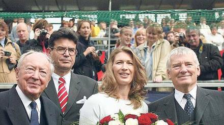 Das waren noch Zeiten. Damals, am 25. September 2004, als Steffi Graf zur Taufe des Center Courts des LTTC Rot-Weiß gekommen war. Links Vereins-Ehrenpräsident Wolfgang Hofer, rechts der frühere Bundesinnenminister Otto Schily, neben Graf der damalige Vereinspräsident Hans Jürgen Jobsky. Graf ist mit neun Erfolgen Rekordsiegerin des Turniers. 