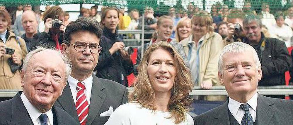 Das waren noch Zeiten. Damals, am 25. September 2004, als Steffi Graf zur Taufe des Center Courts des LTTC Rot-Weiß gekommen war. Links Vereins-Ehrenpräsident Wolfgang Hofer, rechts der frühere Bundesinnenminister Otto Schily, neben Graf der damalige Vereinspräsident Hans Jürgen Jobsky. Graf ist mit neun Erfolgen Rekordsiegerin des Turniers. 