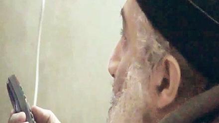 Osama bin Laden, hier auf einem im Mai 2011 von den USA freigegebenen Video, hielt sich im pakistanischen Abbottabad versteckt. Dort lebte der Chef von Al Qaida jahrelang unbehelligt. Foto: dpa