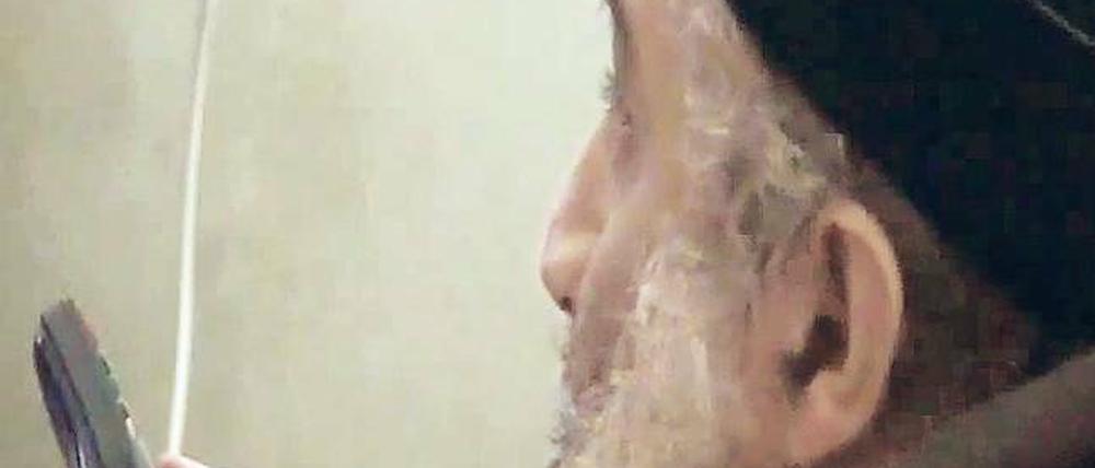 Osama bin Laden, hier auf einem im Mai 2011 von den USA freigegebenen Video, hielt sich im pakistanischen Abbottabad versteckt. Dort lebte der Chef von Al Qaida jahrelang unbehelligt. Foto: dpa