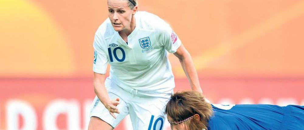 Sternstunde. Die Engländerinnen um Kelly Smith besiegten bei der WM 2011 als einzige den späteren Weltmeister Japan (rechts Mizuho Sakaguchi).