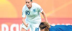 Sternstunde. Die Engländerinnen um Kelly Smith besiegten bei der WM 2011 als einzige den späteren Weltmeister Japan (rechts Mizuho Sakaguchi).