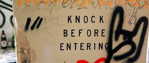 Das Foto zeigt ein Graffiti auf einer Tür an der ehemaligen Abhörstation der NSA auf dem Teufelsberg in Berlin. Der Text lautet: Knock before entering.