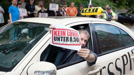 Bei einer Aktion in Berlin schlossen sich auch Taxifahrer der Forderung nach Lohnuntergrenzen an.
