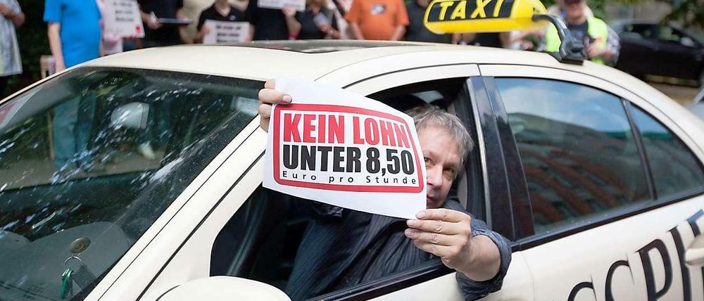 Bei einer Aktion in Berlin schlossen sich auch Taxifahrer der Forderung nach Lohnuntergrenzen an.