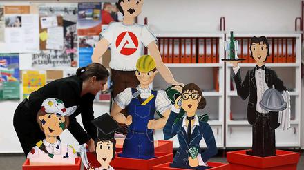 Mit Pappfiguren werben die Arbeitsagenturen für verschiedene Ausbildungsberufe.