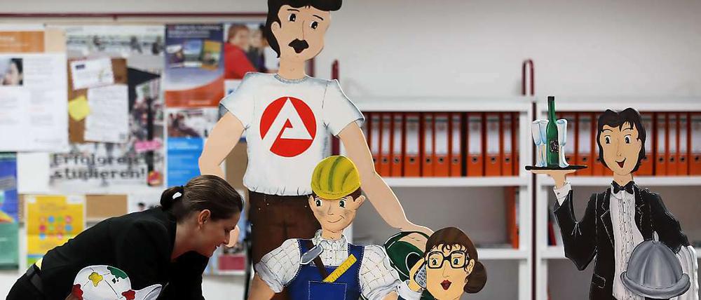 Mit Pappfiguren werben die Arbeitsagenturen für verschiedene Ausbildungsberufe.