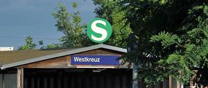 Am Donnerstagabend kollidierte am S-Bahnhof Westkreuz ein Zug mit einem großen Ast.
