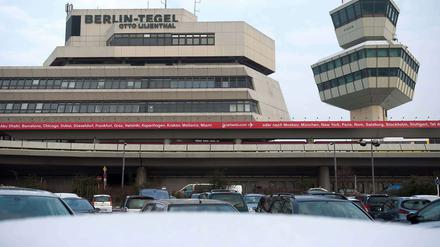 Länger offen, wenn es nach Hartmut Mehdorn geht: Der Flughafen Tegel. Keine andere Großstadt hätte nur zwei Landebahnen wie der BER, kritisiert er. 