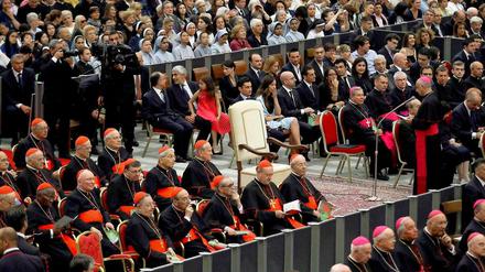 Der wichtigste Stuhl (Bildmitte) blieb unbesetzt beim Festkonzert in der vatikanischen Audienzhalle vor zehn Tagen.