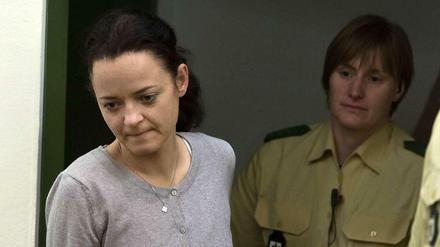 NSU-Prozess: Beate Zschäpe betritt am 13. Juni den Gerichtssaal in München (Bayern). Nach nun sieben Verhandlungswochen zeichnet sich langsam ein charakterliches Bild der Angeklagten.