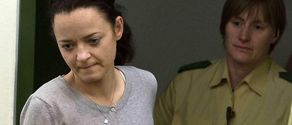 NSU-Prozess: Beate Zschäpe betritt am 13. Juni den Gerichtssaal in München (Bayern). Nach nun sieben Verhandlungswochen zeichnet sich langsam ein charakterliches Bild der Angeklagten.