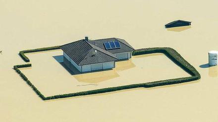 Insellage. Ein Haus im bayerischen Deggendorf machte die Folgen der Flut Anfang Juni sichtbar. Hochwasser sind in Deutschland heute zweimal so häufig wie vor 30 Jahren. 